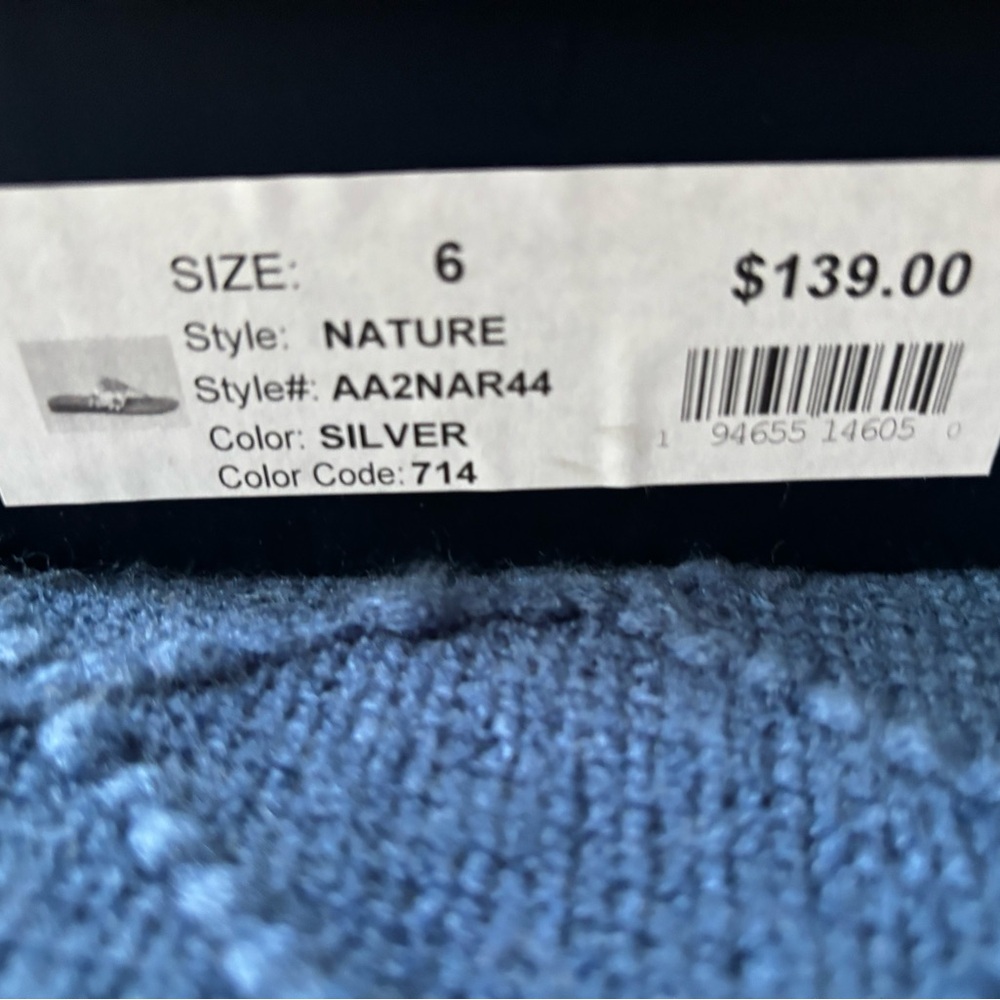 Andre Assous Nature Silver Featherweight Sandals Women's Size 6 - Picture 6 of 6